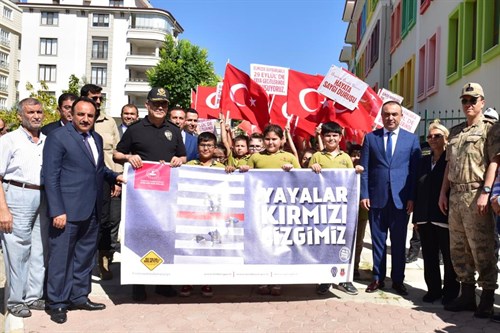 Vali Soytürk’ YAYALARA ÖNCELİK DURUŞU, HAYATA SAYGI DURUŞU’ Etkinliğine Katıldı